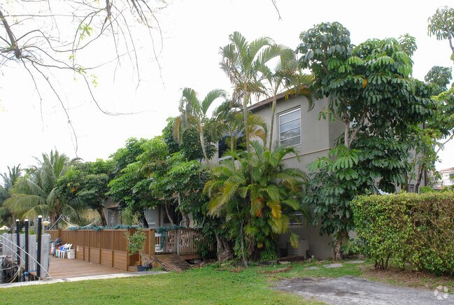 Building Photo - 1400 Bayview Dr