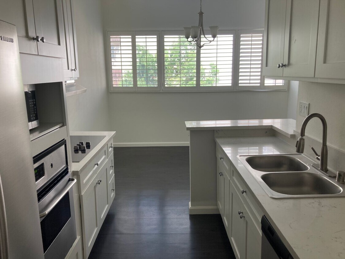 Primary Photo - Updated two bedroom two bath in Fox Hills ...