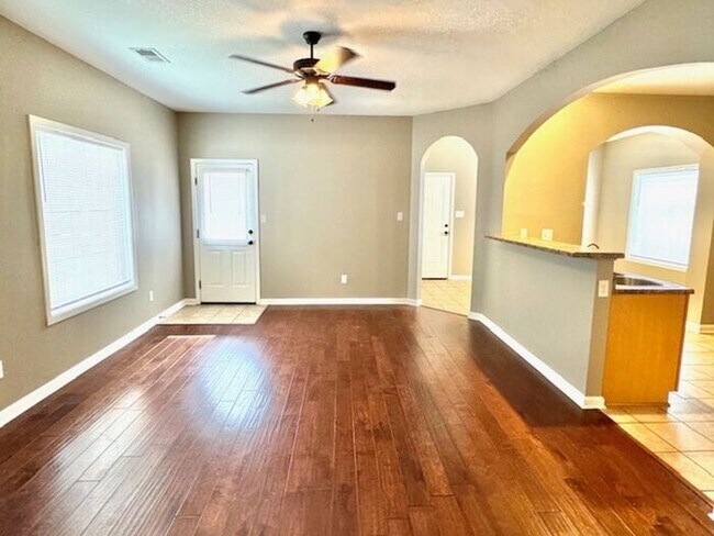 Foto del edificio - Now Leasing A Spacious 3 Bedroom 2 Bath Ho...