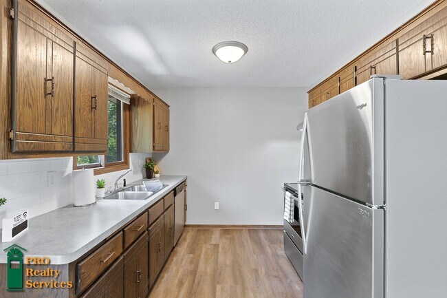 Building Photo - Spacious 4 Bedroom Home **Half Off October...