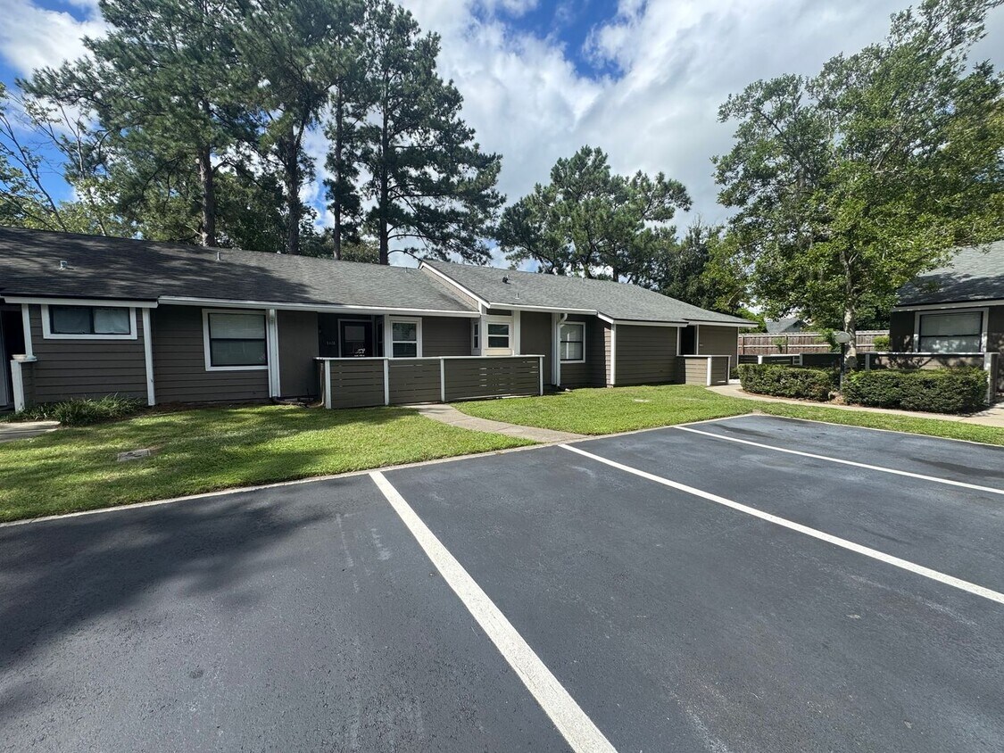 Building Photo - 8428 Long Meadow Cir N