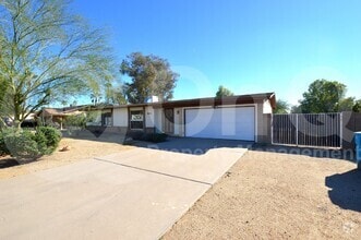 Building Photo - 5019 E Laurel Ln