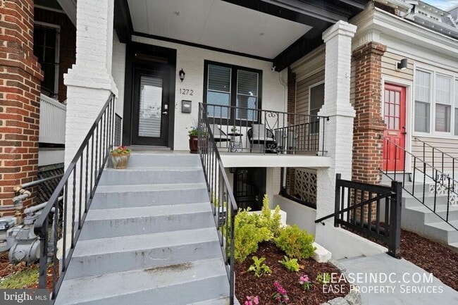 Photo - 1272 Oates St NE House