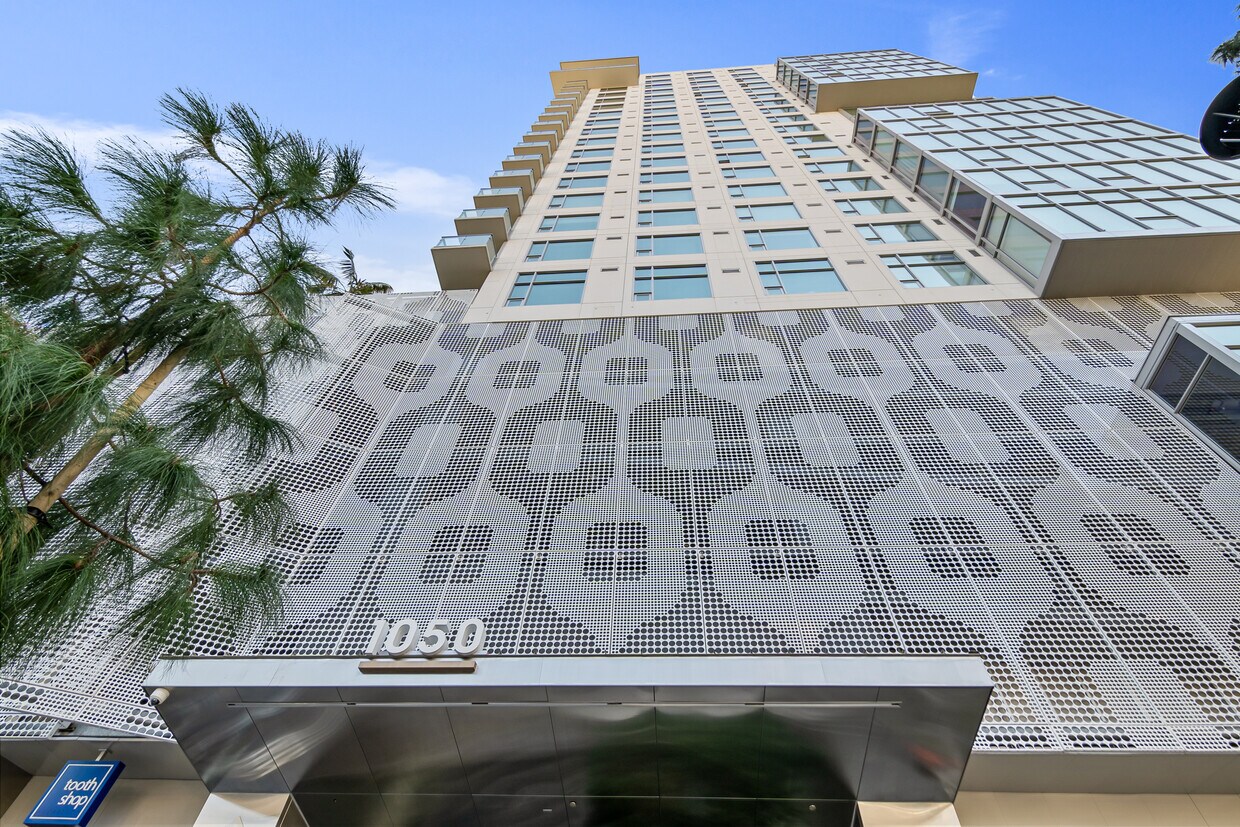 Foto principal - 1050 S Grand Ave