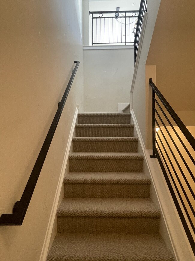 Upgrade staircase - 708 Lakeview Ct