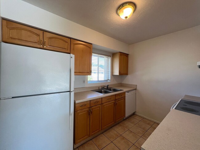 Building Photo - Second Floor 2/1 Condo - Includes Water/Se...