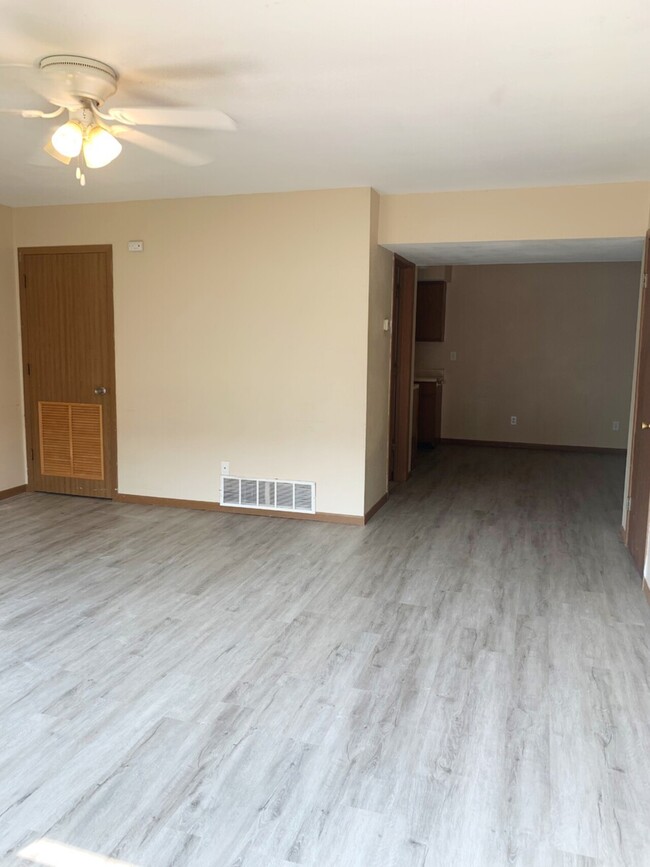 Building Photo - 300 N Clay