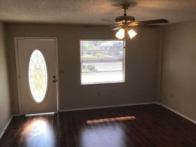 Building Photo - Available Now!!! $500 Off 1st Month's Rent...