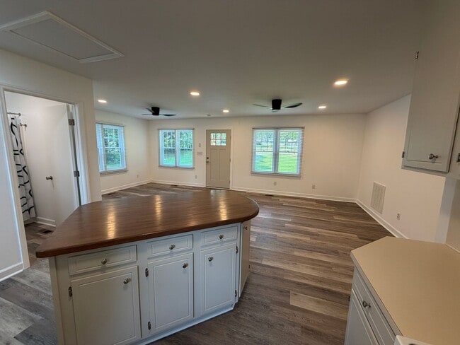 Building Photo - Newly Remodeled