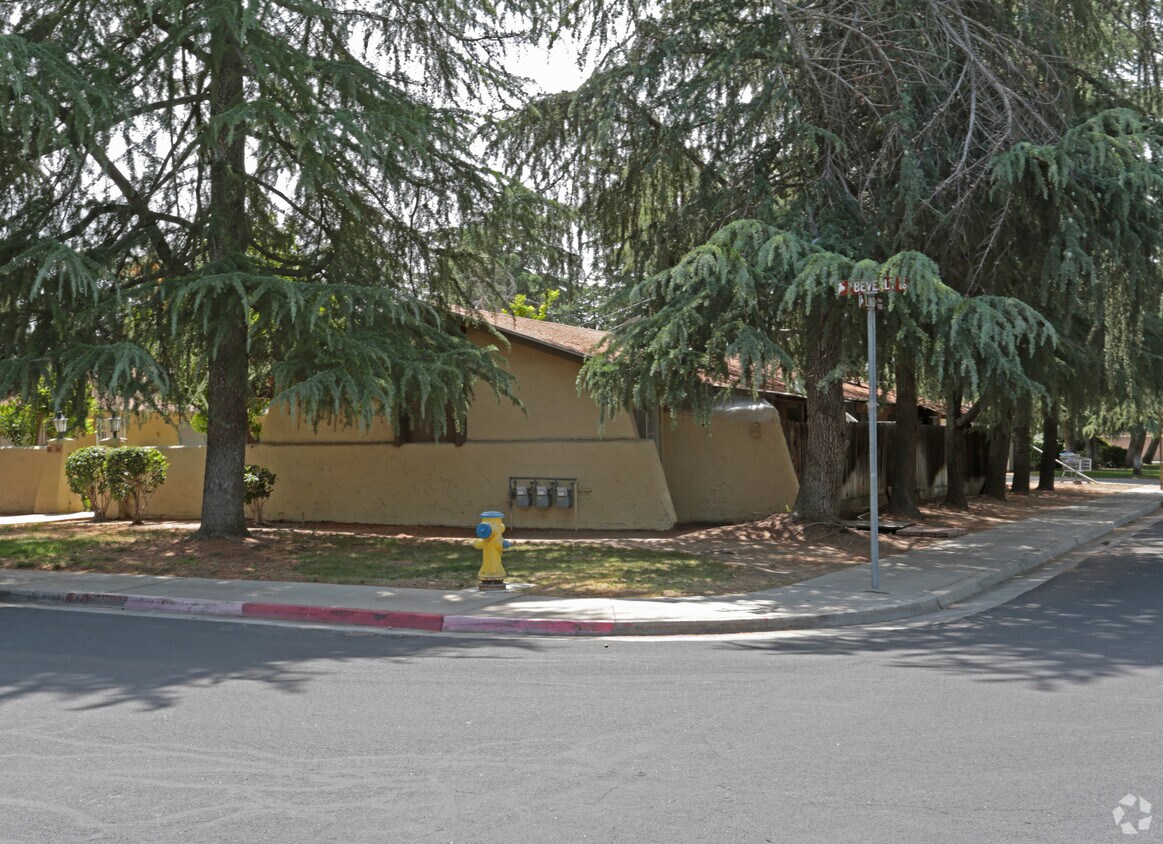 Foto del edificio - 56-98 W Beverly Dr