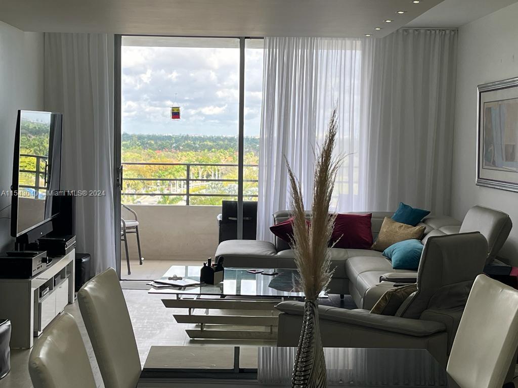 Foto principal - 600 Three Islands Boulevard