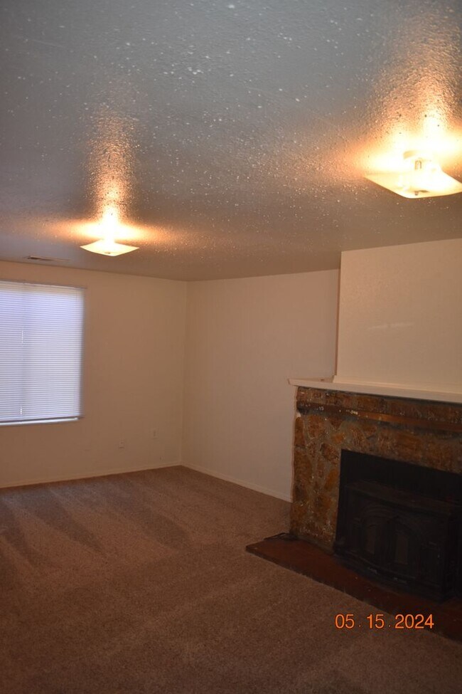 Building Photo - Cute Four Bedroom Home with Carport on Hug...