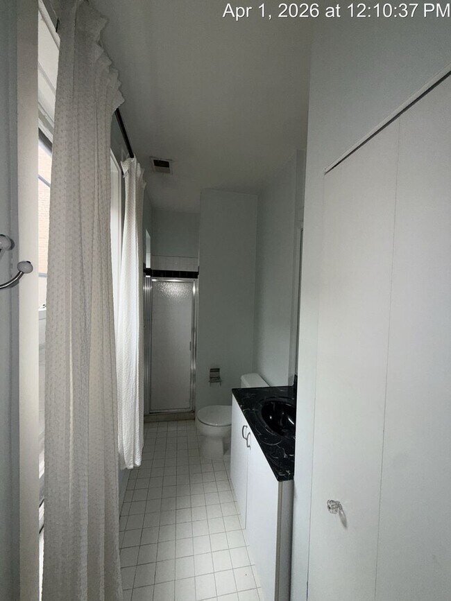 Foto del edificio - Stunning Top Floor 2 Bed, 2 Bath Condo Just Steps to the Lake