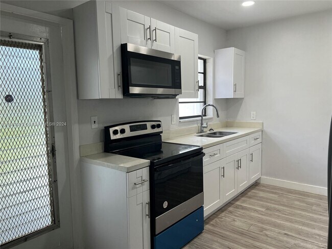 Building Photo - 837 SW 26th St