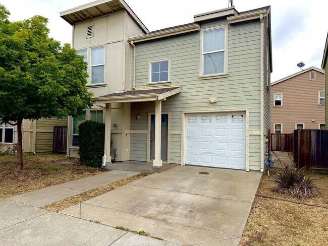 Foto del edificio - Freshly Painted w/ New Carpets 3 Bedroom, 2 Bath With Attached Garage
