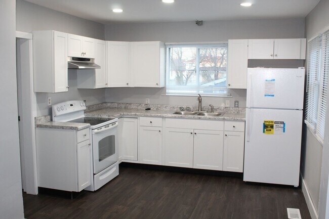 Foto del edificio - Newly Remodeled 2 BR near University Of Indy!