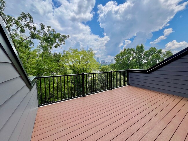 Building Photo - LUXURY Rooftop Terrace Townhome