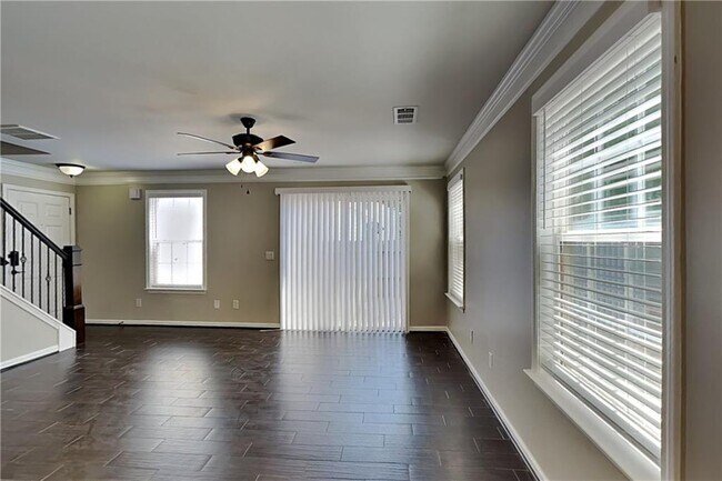 Foto del edificio - 158 Oak Grove Pl