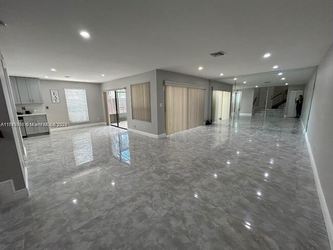 Building Photo - 2101 Bayberry Dr
