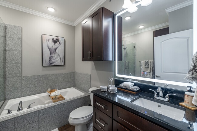 1BR, 1BA - 904SF - Bathroom - Fountaine Bleau Central Landing