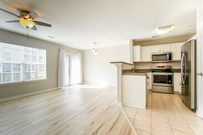 Foto del edificio - Enjoy this beautifully updated 3 Bed/3 Bat...