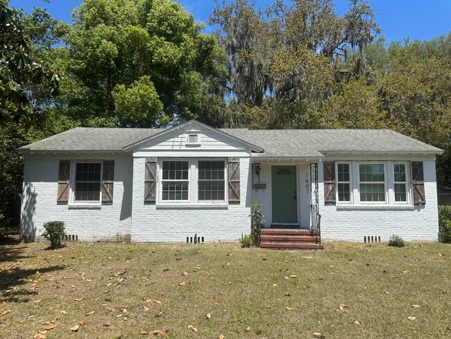 Building Photo - 1607 Peachtree Cir N