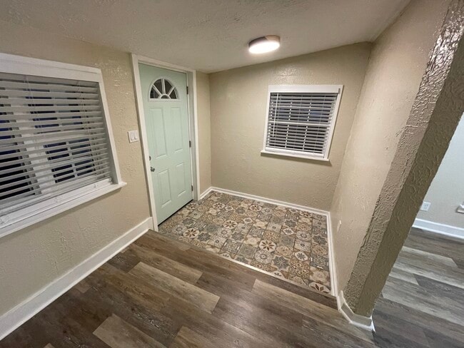 Entrada de azulejos - 1380 Tioga Ave