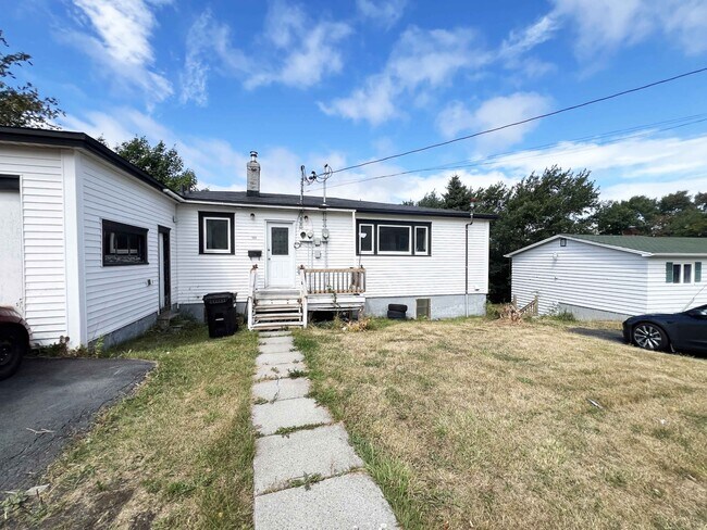 Photo du bâtiment - 158 Empire Ave