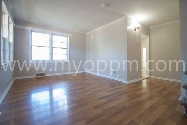 Building Photo - 402 1/2 William Street