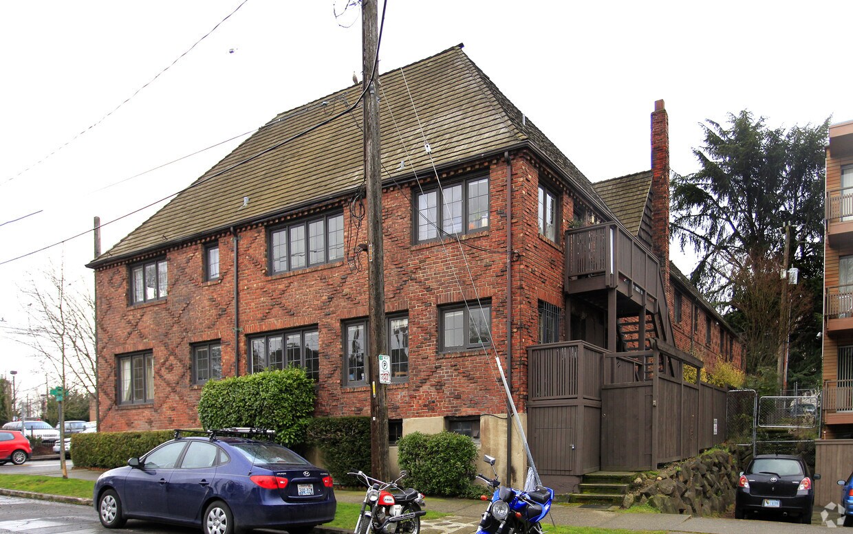 Building Photo - 1405 E John St