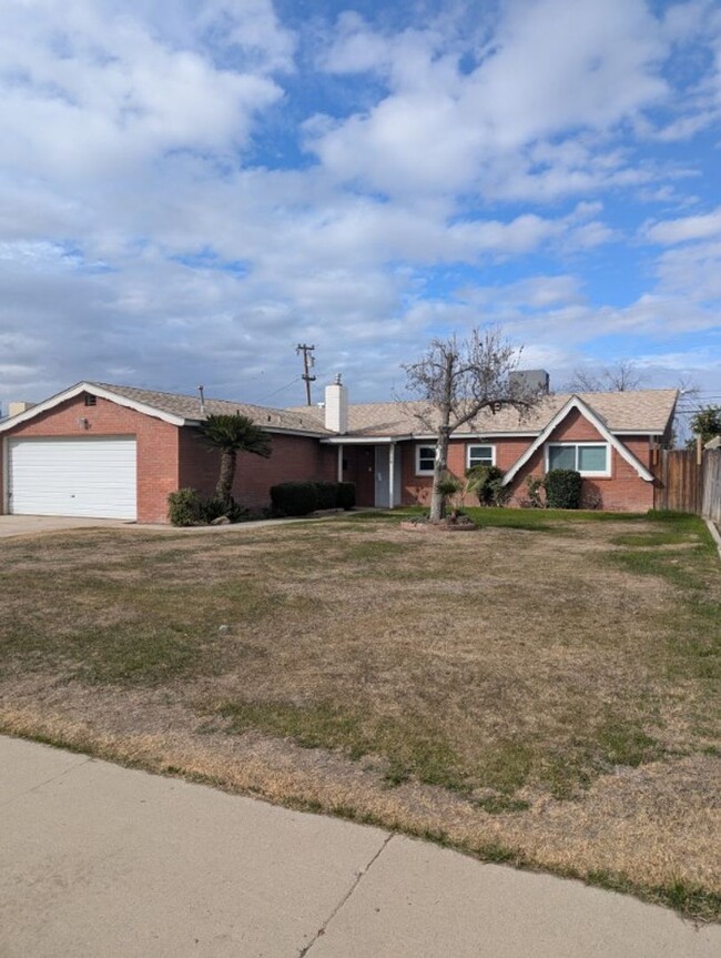 Building Photo - Stunningly Renovated 4 Bed, 3 Bath Home in...