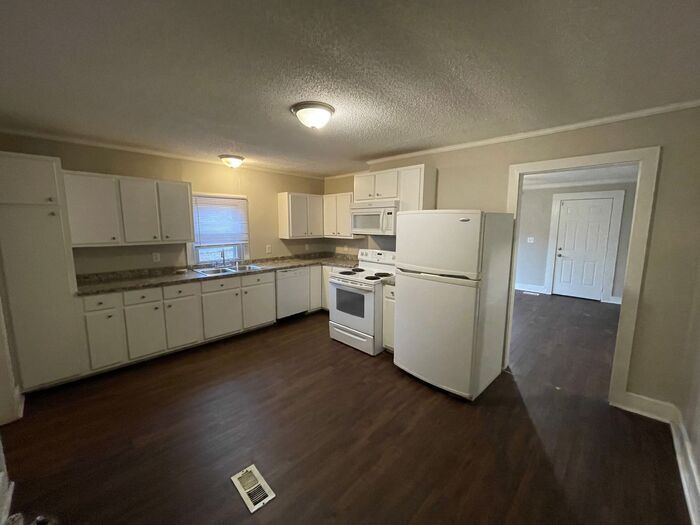 Foto principal - 3 bedroom 2 bath pet friendly house with f...