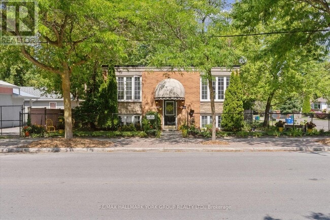 Building Photo - 948 Lake Dr E