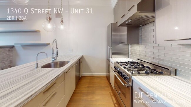 Building Photo - Top Floor Logan Circle Two Bedroom Apartme...