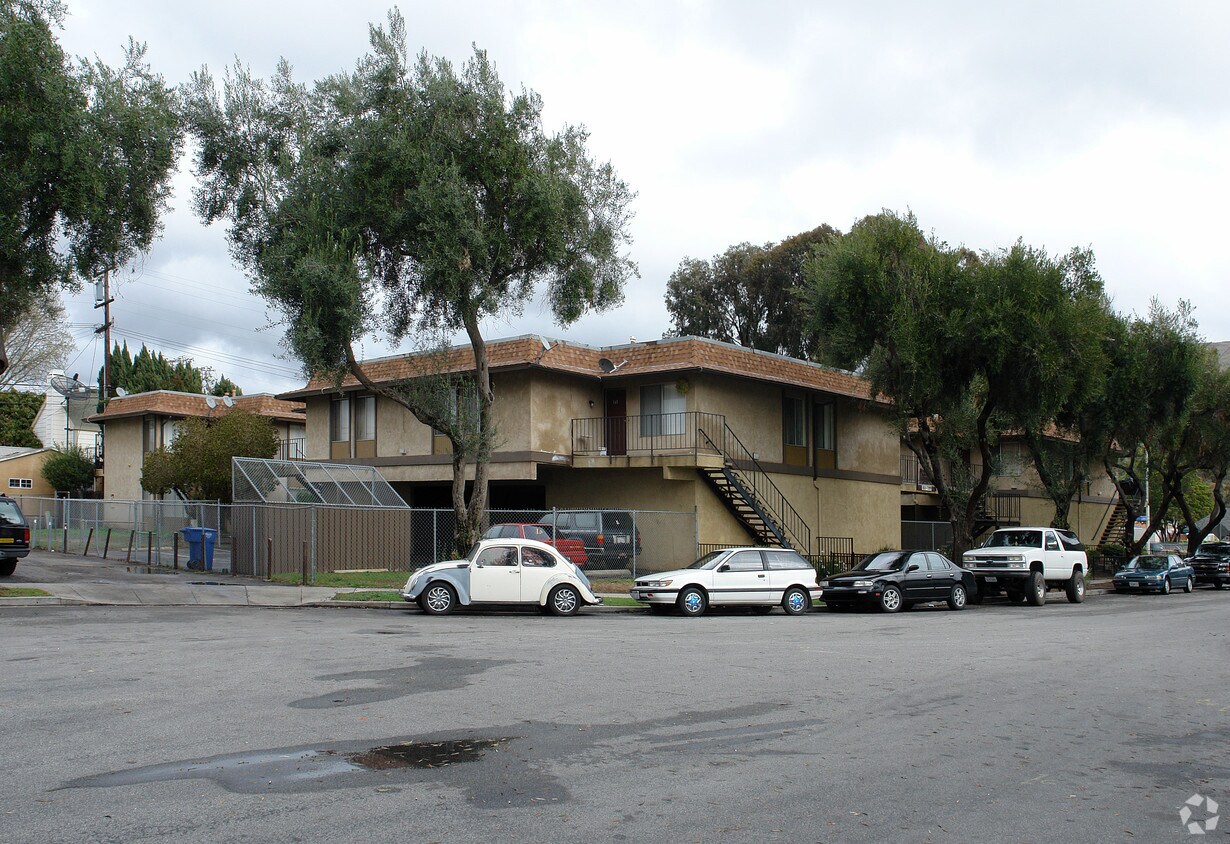 Foto del edificio - 165-197 Cameron Ct