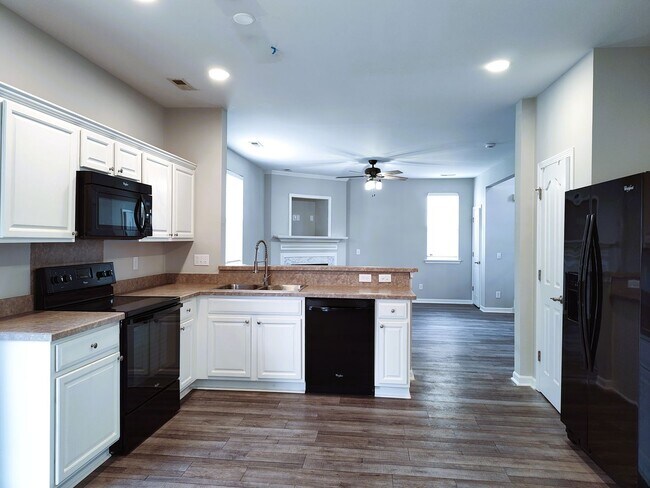 Foto del edificio - Gorgeous 2 Story Home located in the Hamil...