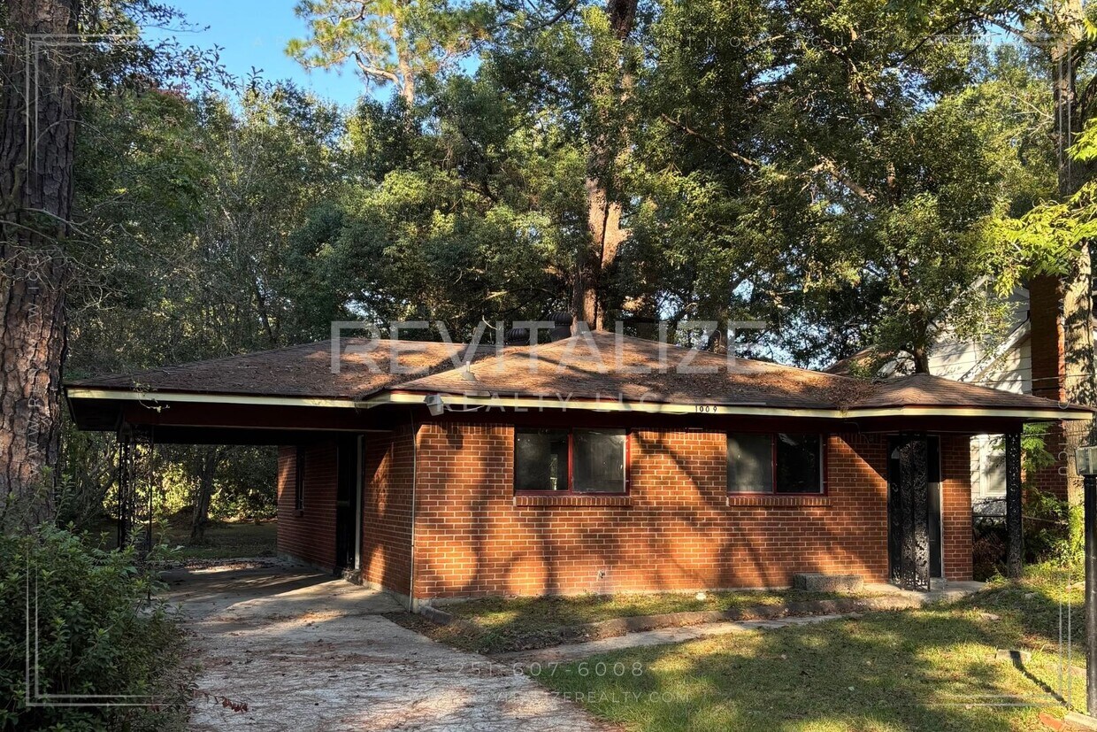 Foto principal - 2 Bed/1 Bath Home in Mobile!