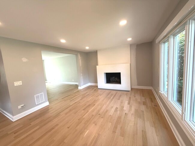 Building Photo - 1019 Thunderbird Ln