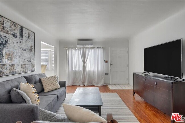 Foto del edificio - 6017 Overhill Dr