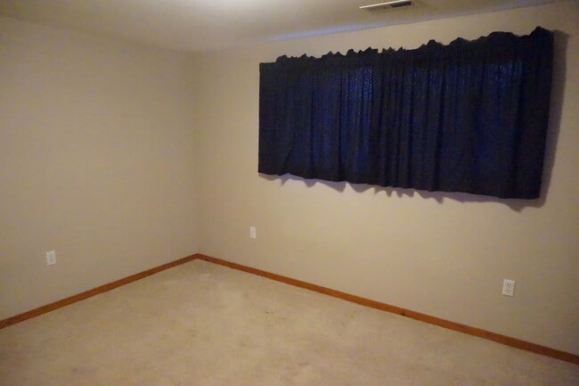 Foto del edificio - Large lot with room for a garden