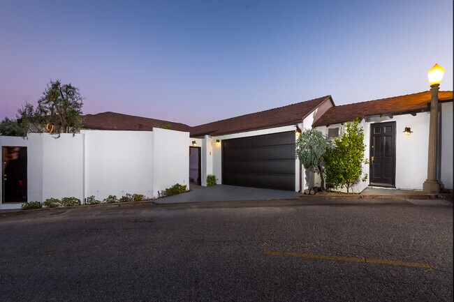 Foto del edificio - 1733 Sunset Plaza Dr