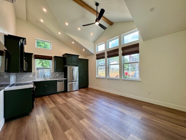 Building Photo - Custom Adorable Cottage Available in Folsom!