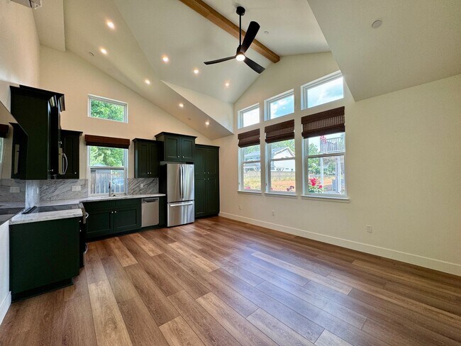 Foto del edificio - Custom Adorable Cottage Available in Folsom!
