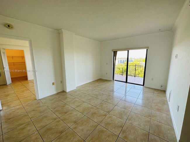 Building Photo - 9300 Fontainebleau Blvd