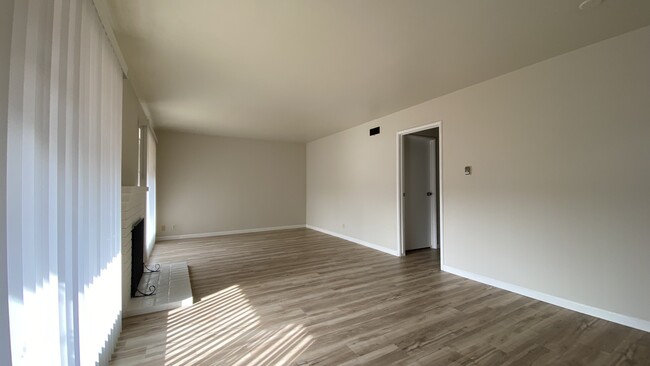 Building Photo - 37462 Briarwood Dr
