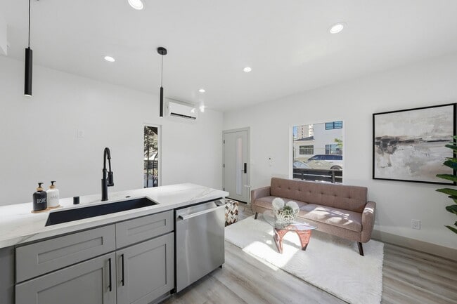 Building Photo - 422 Arbor Dr