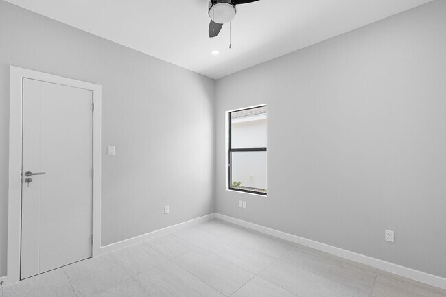 Building Photo - 2018 Summerland Ln