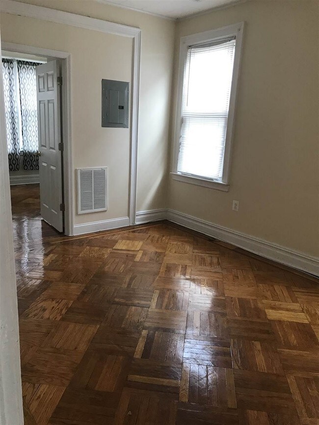 Building Photo - 341 Cator Ave