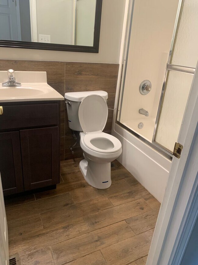 Building Photo - 3 Bedroom Townhome