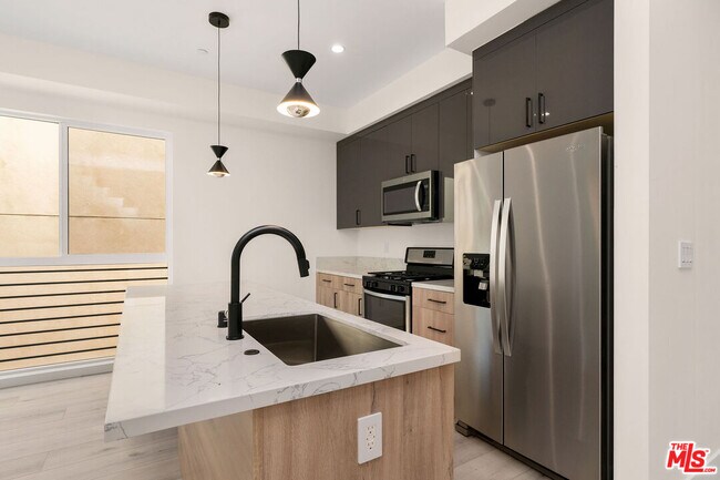 Foto del edificio - 15328 Weddington St